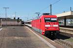 Am 05.08.2015 bespannte die 101 030-5 den EC 9 (Hamburg Altona - Zürich HB), als sie mit ihrem Zug den Badischen Bahnhof von Basel in Richtung Basel SBB verlässt.