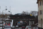 2013-03-03, Bautzen B156, Das Foto ist dreifach historisch. Die 52 8080 der OSEF ist abgestellt und wartet auf eine Revision. Die Bahnbrücke am Bahnhof Bautzen ist abgerissen und wird neu erstellt. Auch das Stellwerk (links hinter der Dampfwolke) wurde abgerissen.