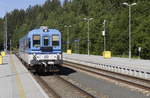 CD-Triebwagen 842 003 fährt als Regionalzug Os 7544 von Klatovy in Zelezna Ruda ein (tschechischer Teil des Bf Bayerisch Eisenstein), 2.7.18.