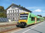 VT23 mit einem weiteren Regioshuttle in Bayerisch-Eisenstein als RB nach Plattling am 23.9.07; im Hintergrund ein Teil des berhmten Bahnhofsgebudes