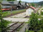 Mit der Positionierung des Huschens fr die Stromversorgung mitten im Gleis demonstriert die DB AG nachhaltig, dass sie dieses Gleis wahrscheinlich nicht mehr bentigen wird - Grenzbahnhof Bayerisch Eisenstein, 09.06.2006
