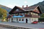 Blick auf das Bahnhofsgebude von Bayrischzell, Endpunkt der BOB-Strecke von Mnchen (10.08.2013). Das Transparent ist nicht mehr ganz aktuell, das Jubilum war 2011.