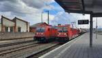 DB 187 106 wartete auf neue Aufgaben, während DB 187 149 mit einem Güterzug am 06.04.2021 in Bebra zum Personalwechsel an den Bahnsteig rollt.