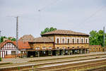 12.08.2003 Brandenburg, Bahnhof Belzig, Empfangsgebäude an der Strecke Berlin–Blankenheim auf der Nordseite der Gleisanlagen.