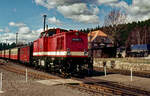 DR-Lok 199 892 mit komplettem Zug am 09.04.1991 im Bf.