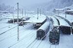 Das Datum (und keinesfalls das Wetter) erinnerte mich heute an den Neujahrsmorgen 1978, als es in den bayerischen Alpen heftig schneite: Im Bahnhof Berchtesgaden steht die 144 509-7 vor einem