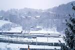 Vom Balkon unserer Pension hatten wir einen schönen Blick auf den Bahnhof Berchtesgaden. Am Sylvestertag 1977 machte ich diese Aufnahme. Schöner wäre es gewesen, wenn die 144.5 eine Loklänge vorher gestoppt hätte, aber das Leben ist kein Wunschkonzert.