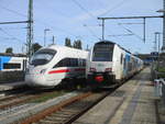 ICE-T 4011 092 und der ODEG 4746 304 nebeneinander,am 19.September 2020,im Bahnhof Bergen/Rügen.