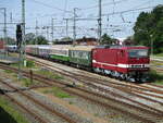 Nach der Ankunft,aus Chemnitz,stand der Sonderzug zwei Stunden lang bis endlich die 143 936 den Zug,am 18.Juni 2022,in Bergen/Rügen umsetzen konnte.