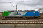 Vectron Lok  193 273 von Siemens mit „Rail & Sea“ Werbung in Bergen auf Rügen abgestellt. Im Hintergrund ist der ehemalige Güterboden, mittlerweile ohne Dach, zu erkennen. - 10.03.2023