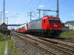 An der Nordausfahrt von Bergen/Rügen fotografierte ich,am 03.Mai 2023,die ausfahrende MEG 145 022,auf dem linken Gleis,nach Mukran.