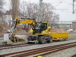 Zweiwegebagger mit Anhang,am 20.März 2026,im Baugleis in Bergen/Rügen.