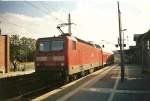 Mit nur dem Steuerwagen ist die 143 889 im Oktober 2007 auf dem Weg von Bergen/Rgen nach Binz