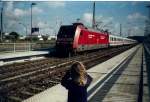 Auch meine Nichte mit ihren damaligen 4 Jahren(!) und Ausgestattet mit einer Fotokamera interessierte sich schon Frh fr das Fotografieren von Eisenbahnen.Aufgenommen im September 2004 in