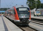 Den RE 13012 Sassnitz-Rostock,fuhren am 26.August 2011,fr einen ausgefallenden Flirt,die beiden 642 050/053.So erreichte der RE,bereits mit acht Minuten Versptung,Bergen/Rgen wo der PRESS VT650 032