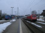 Whrend 101 069 den IC 2355 aus Frankfurt/Main,am 05.April 2013,nach Binz,aus Bergen/Rgen schob,mute die SRI 151 170 solange warten,bis der IC in Lietzow war und dann auch Ausfahrt nach