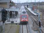 Kurz vor 19:00 Uhr,am 04.April 2014,erreichte 101 056 mit dem EC 378 Bratislava-Binz den Bahnhof Bergen/Rügen,während im Hintergrund der ausfahrende Kreidezug Klementelvitz-Peitz Ost,mit der