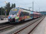 Den von Kindern bemalte Rostocker 442 854 erreichte,als RE 13016 Sassnitz-Rostock,am 31.August 2014,Bergen/Rügen.