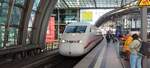 BR 808 Steuerwagen (ICE 2) als ICE der DB in Berlin Hbf am 18.10.2023