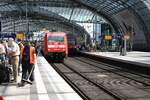 DB 101 087-5 (Bw Hamburg) mit IC 142 nach Amsterdam kommt vom Ostbahnhof am Berliner Hauptbahnhof an am 4. Juni 2008.