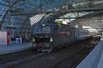 370 055 der Cargounit wartet am 08.04.26 im Beriner Hbf mit dem EC 55 nach Krakow Glowny auf die Abfahrt.