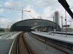 Hier noch einmal der zuknftige Berliner Hauptbahnhof (Lehrter Bahnhof) aus der Berliner Panorama S-Bahn heraus geknipst, in einer etwas greren Aufnahme. Voraussichtlich wird das wohl grte Bahnhofsprojekt Europas pnktlich zur Fuball WM 2006 eingeweiht werden knnen! uerlich fehlt nur noch ein verglaster Komplex der sich mitten durch die gigantische Bahnhofshalle ziehen wird (in etwa so hoch wie der rechts im Bild ersichtliche Turm), in dem dann Bros, DB Lounges und Geschfte ihren Platz finden werden! Doch unter dem ganzen Bahnhof wird noch fleiig gewerkelt, da die gesamten Tunnelanlagen noch nicht vllig fertig gestellt sind! Das Bild entstand am wechselhaften 28.08.04.