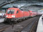 182 012 mit einem RE von Cottbus nach Wismar beim Halt,am 14.Juli 2012,im Berliner Hbf.