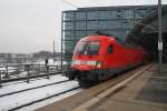 Hier 182 003 mit einem RE1 (RE18181) von Brandenburg Hbf. nach Fürstenwalde(Spree), bei der Ausfahrt am 15.12.2012 aus Berlin Hbf. 