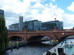 Architektonische Gegensätze wirken manchal unharmonisch - das empfinde ich bei der Moltkebrücke (1891) und dem Berliner Hauptbahnhof (2006) allerdings nicht so. 3.7.2016, Impression von einer Schiffstour