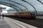 Von der Berliner S-Bahn gibt es schon zahlreiche Bilder. Wie kann man das also für sich selbst interessanter machen? Mit einem Mitzieher. Ist es gelungen?

Eine Baureihe 481 der DB rollt in den Berliner Hauptbahnhof ein. Danach geht es weiter auf der Linie S5 nach Strausberg Nord. Aufgenommen am 17.12.2016
