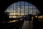 Fenster zu Berlin.

Am Bahnhof Berlin Alexanderplatz herrscht immer reges treiben, so wie auch am Abend des 24.Mai.2013. Wenn man dort fotografieren mchte, muss man sich einfach zu den Wartenden stellen und hoffen, dass einem niemand direkt ins Bild luft, wenn die S-Bahn einfhrt. 
Bei normalen Lichtverhltnissen ist es immer schwierig mit den Persnlichkeitsrechten, deshalb kam mir diese abendliche Gegenlichtsituation gerade recht. Hier die S5 nach Strausberg Nord. 