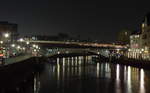 Berlin bei Nacht. Eine S-Bahn und ein Regionalzug durchfahren das nächtliche Berlin.

Berlin Freidrichstraße, 13. Dezember 2016