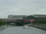 Blick vom Reichstagsufer (Brcke der Wilhelmstrae) auf den Bahnhof Berlin Friedrichstrae ber die Spree hinweg.