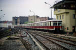 Der Berliner S-Bahn-Triebzugmit der DR-Nummer  277 333 am 14.11.1990 am Bf.
