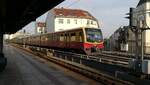 S-Bahn-Serie 481/482 - 481 113 - auf der Linie S3 nach Erkner passiert Bahnhof Friedrichstraße in Berlin am 3. Oktober 2020.