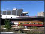 Das GesundbrunnenCenter bestimmt die Kulisse des Bf Berlin Gesundbrunnen auf der nordwestlichen Flanke des Bahnhofs.