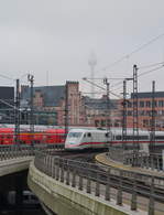Tz 110  Gelsenkirchen  verlässt als ICE Sprinter 1092 (Frankfurt(Main)Hbf - Berlin Ostbahnhof) den Berliner Hauptbahnhof gen Osten.