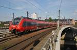 442 836-3 erreicht zusammen mit 442 139-2 als RE7 (RE3725)  Airport-Express  von Berlin Schönefeld Flughafen nach Dessau Hauptbahnhof den Berliner Hauptbahnhof.