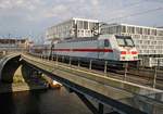 146 568-1 schiebt am 28.5.2017 den IC2431  Borkum  von Emden Außenhafen nach Cottbus aus dem Berliner Hauptbahnhof.