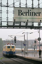 E10 1239 erreicht, von zahlreichen Fotografen schon erwartet, mit einem Sonderzug den Berliner Hauptbahnhof.