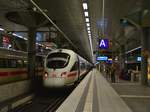 Nicht nur der Fotograf gefiel der 411er als Motiv auch ein wartender Fahrgast fotografierte den 411er.

Berlin Hbf tief 03.01.2018