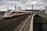 415 005-8  Marburg  und 4011 091-8  Salzburg  erreichen am 1.1.2018 als ICE1693 von Berlin Ostbahnhof nach	Frankfurt(Main) Flughafen Fernbahnhof den Berliner Hauptbahnhof. 