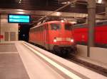 115 346 steht am 16.Mai 2007 im Gleis 3 des Berliner Hauptbahnhofes, und wartet auf die Abfahrt des nicht im Bild befindlichen InterCity IC 144 nach Schiphol. Dann wird sie in Richtung Berlin-Gesundbrunnen ausfahren und in ihr Heimat-Bw Berlin-Rummelsburg fahren. 