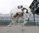 Kunst am Berliner Hauptbahnhof. Rolling Horse des Bildhauers Jrgen Goertz. 10m hohe Skulptur aus Aluminium, Edelstahl,Glas, Kunststoff, Stein. Es soll eine Pferdegestalt sein, die in ein Rad bergeht. Auftraggeber Mehdorn bewies aber keine grosse Kreativitt- siehe mein Bild vom Heidelberger Bahnhof/Druckmaschinenhaus.