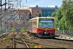 Nach der Steigung ein Gleisbogen:
Tele-Aufnahme von zwei 481 der S-Bahn Berlin als S7 von Potsdam Hbf (S) nach Ahrensfelde (S), die Berlin Hbf (S-Bahn) auf Gleis 15 erreichen.
Aufgenommen am Ende des Bahnsteigs 13/14.
[1.8.2019 | 10:57 Uhr]