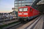 112 178-9 verlässt am Morgen des 31.10.2019 mit dem RE7 (RE3748)  Airport-Express  von Bad Belzig nach Berlin Schönefeld Flughafen den Berliner Hauptbahnhof.