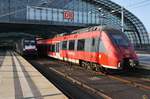 442 642-5 trifft am 31.10.2019 als RE7 (RE3717)  Airport-Express  von Wünsdorf-Waldstadt nach Dessau Hauptbahnhof im Berliner Hauptbahnhof auf 182 597-5 mit dem FLX32622 von Stuttgart