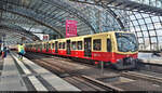 Immer mehr 481er der Berliner S-Bahn werden modernisiert. Sie erhalten in dem Zuge ein  frisches äußeres Erscheinungsbild mit einem (noch) satten Rot und schwarzen Türen. Hier beispielhaft 481 189-9 beim Zwischenhalt in Berlin Hbf (S-Bahn) auf Gleis 15.

🧰 S-Bahn Berlin
🚝 S9 Berlin-Spandau (S)–Flughafen BER - Terminal 1-2 (S-Bahn)
🕓 21.8.2021 | 13:28 Uhr

(Smartphone-Aufnahme)