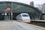 DB 401 002-1 steht in Berlin Hbf bereit zur Fahrt als ICE 544 nach Köln Hbf. (03.04.2023)