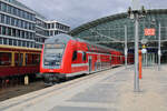 Der RE2 nach Nauen verlässt Berlin Hbf. Am Schluss des Zuges schiebt eine Lok der Baureihe 182. (03.04.2023)